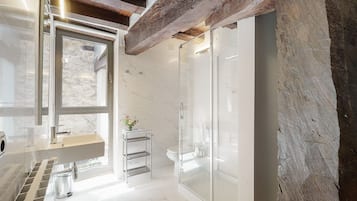 Bồn tắm ngâm, máy sấy tóc, khăn tắm, xà phòng