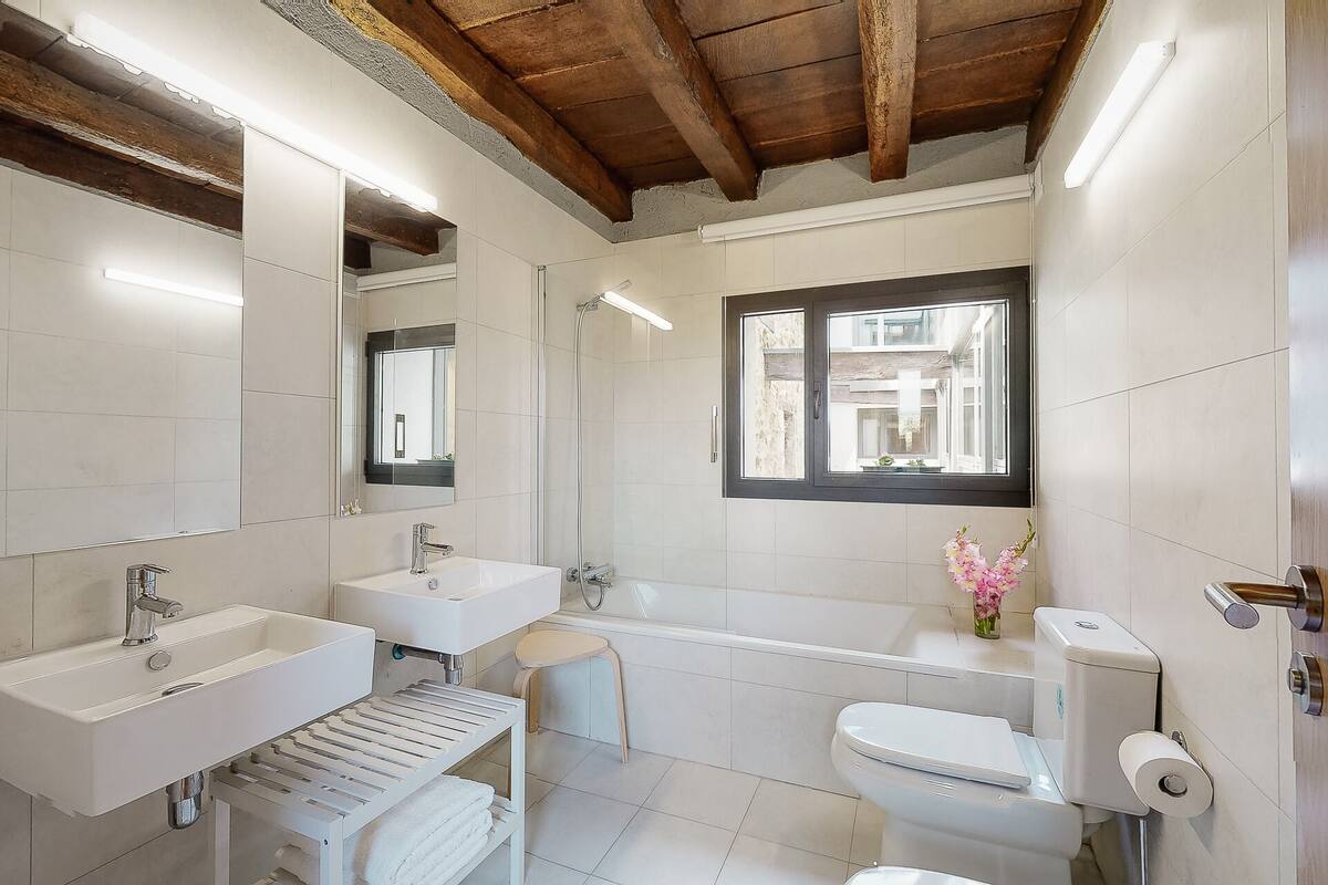 Deluxe kamer | Badkamer | Een diep bad, een haardroger, handdoeken, zeep