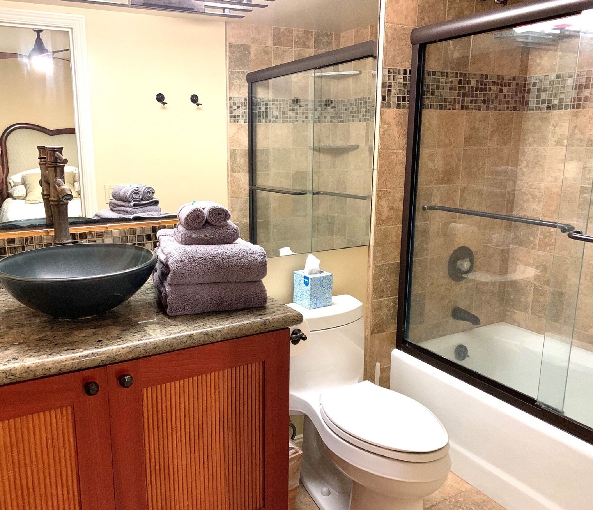 Combined shower/tub, towels