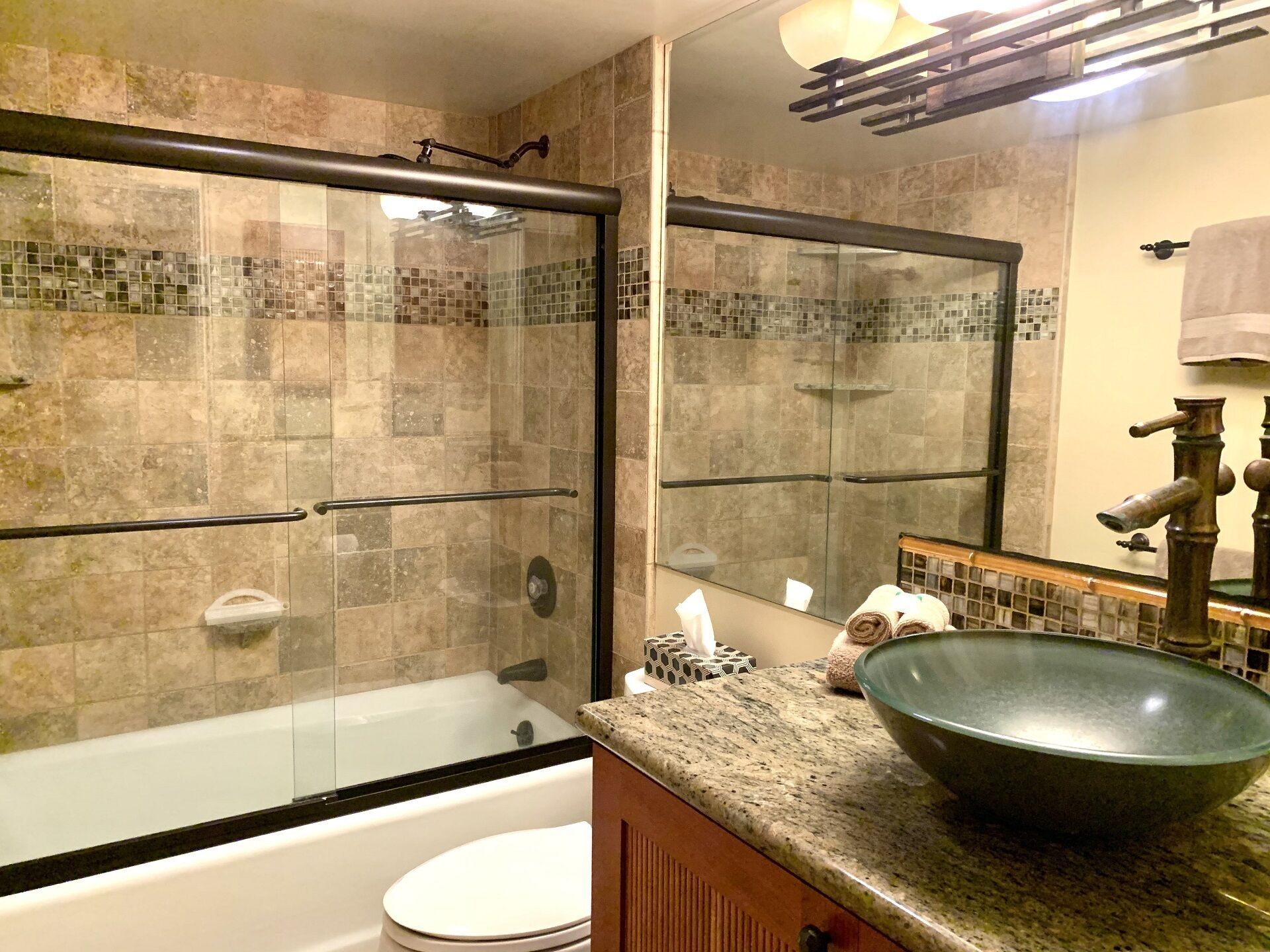 Combined shower/tub, towels