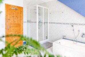 Badewanne, Haartrockner, Handtücher, Seife
