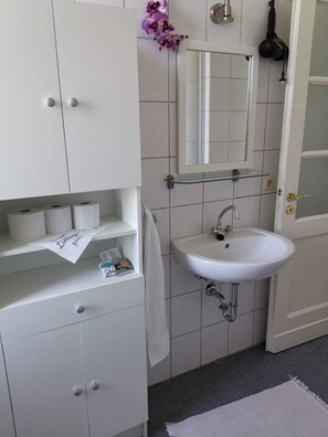 Shower, hair dryer, towels, soap - Ferienwohnung Felicity 85 m2 (Solingen)