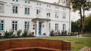 Ein weißes Gebäude mit blauen Akzenten und einem zentralen Eingang.