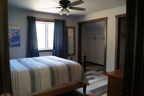 2 bedrooms, Internet, bed sheets - Elk Haven Vacation Cabins, Custer SD, The Blue Bird's Nest (Custer)
