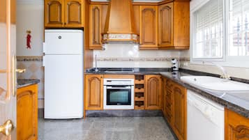 Een koelkast, een oven, een vaatwasser, een koffiezetapparaat/waterkoker