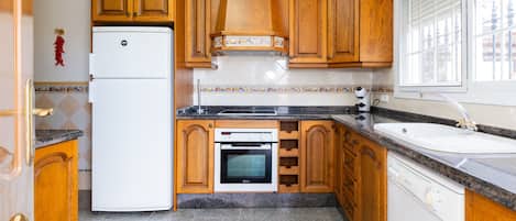 Fridge, oven, dishwasher, coffee/tea maker