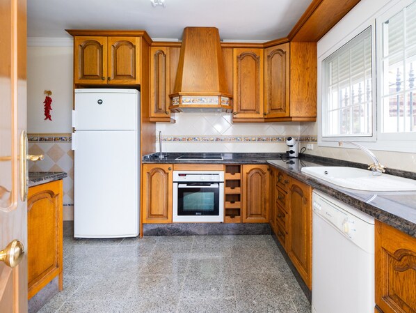 Fridge, oven, dishwasher, coffee/tea maker