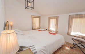 5 bedrooms, iron/ironing board, free WiFi, bed sheets