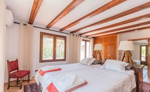 5 bedrooms, iron/ironing board, free WiFi, bed sheets