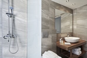 Douche, douche à « effet pluie », sèche-cheveux, serviettes fournies