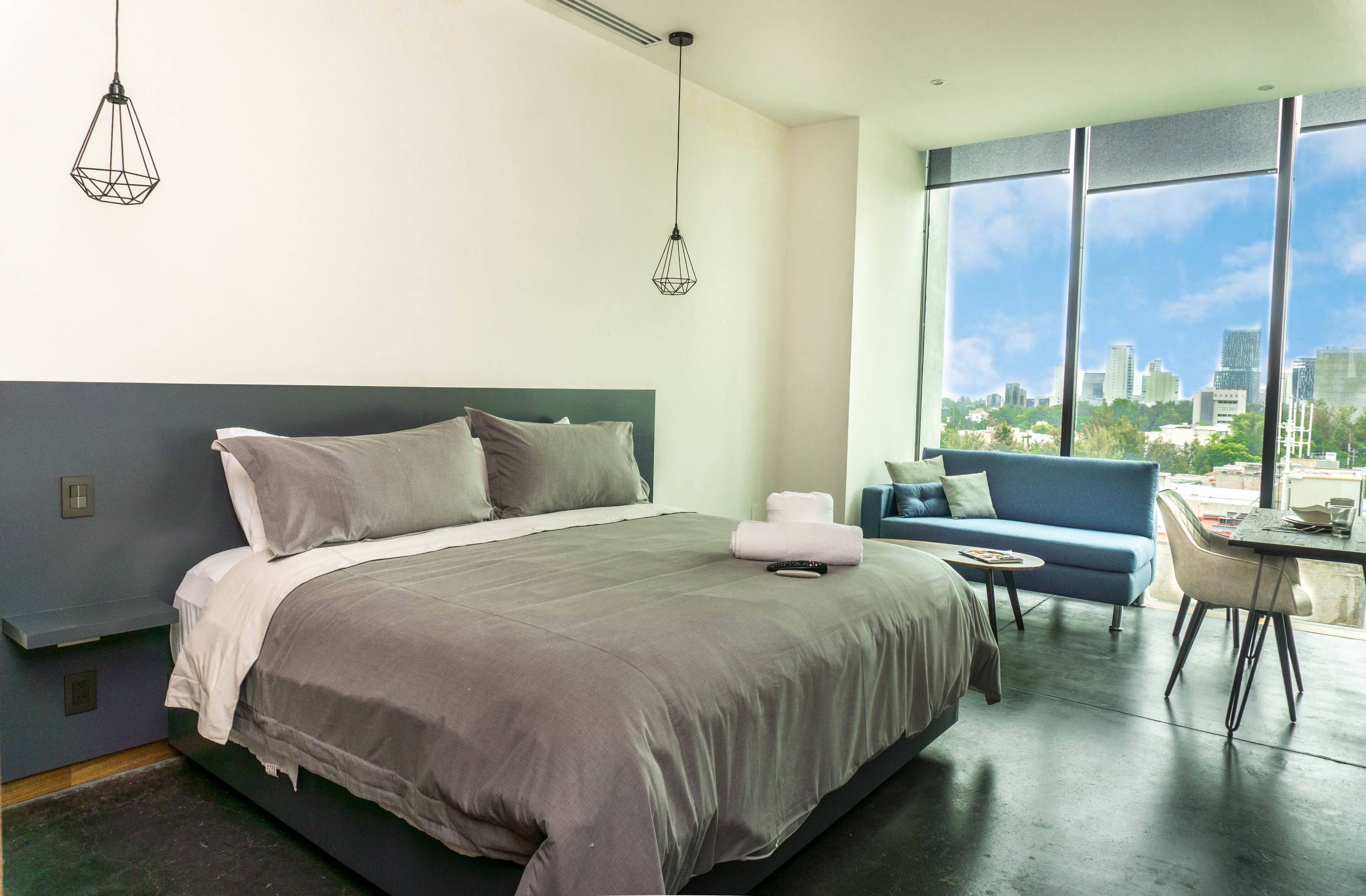 Espacio para trabajar con laptop y wifi gratis 