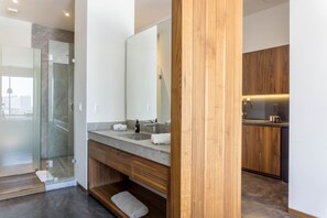 Suite estudio ejecutiva D | Badezimmer | Dusche, Bademäntel, Handtücher, Seife