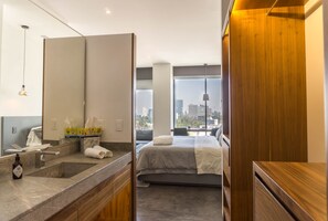 Suite estudio ejecutiva D | Kamar mandi | Shower, jubah mandi, handuk, dan sabun