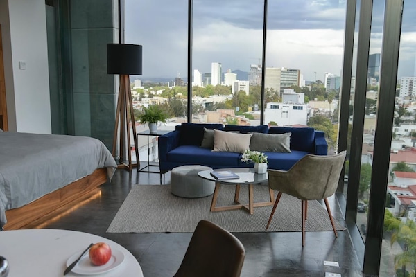 Espacio para trabajar con laptop y wifi gratis