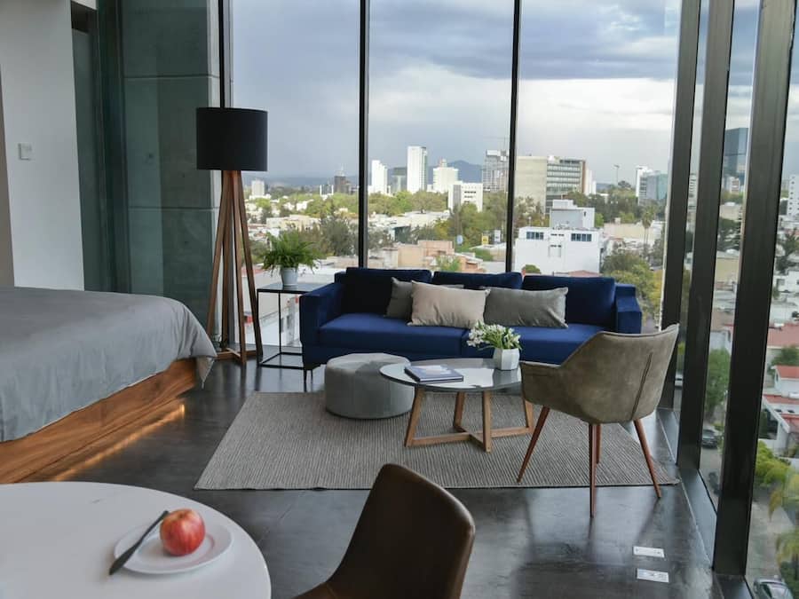 Espacio para trabajar con laptop y wifi gratis