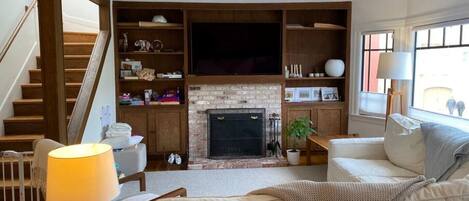 Télévision, cheminée, espaces bureaux