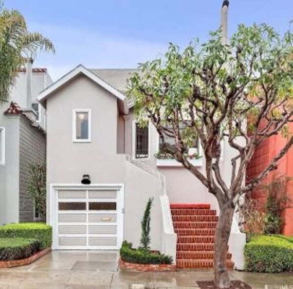 Exterior - San Francisco 3 Floor House with Private Backyard (San Francisco)