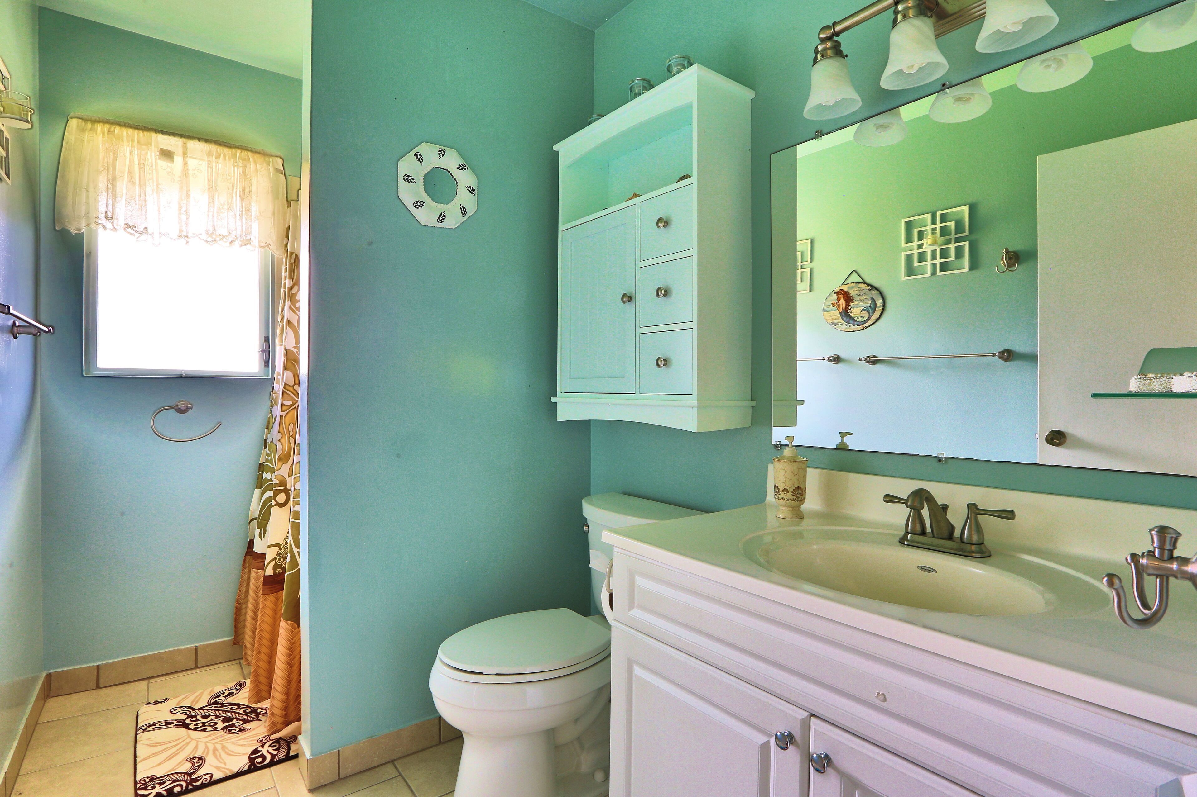 Combined shower/tub, towels