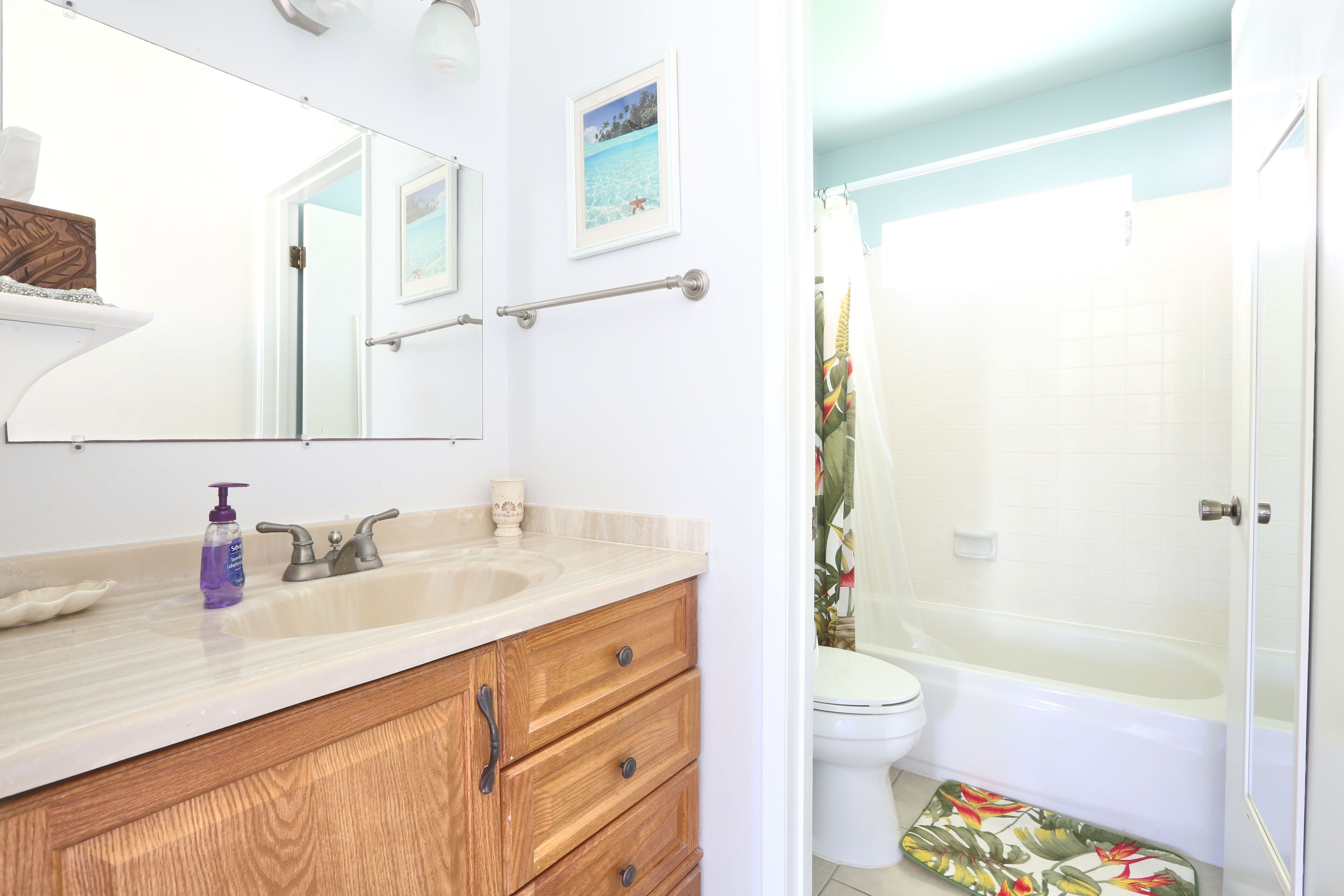 Combined shower/tub, towels