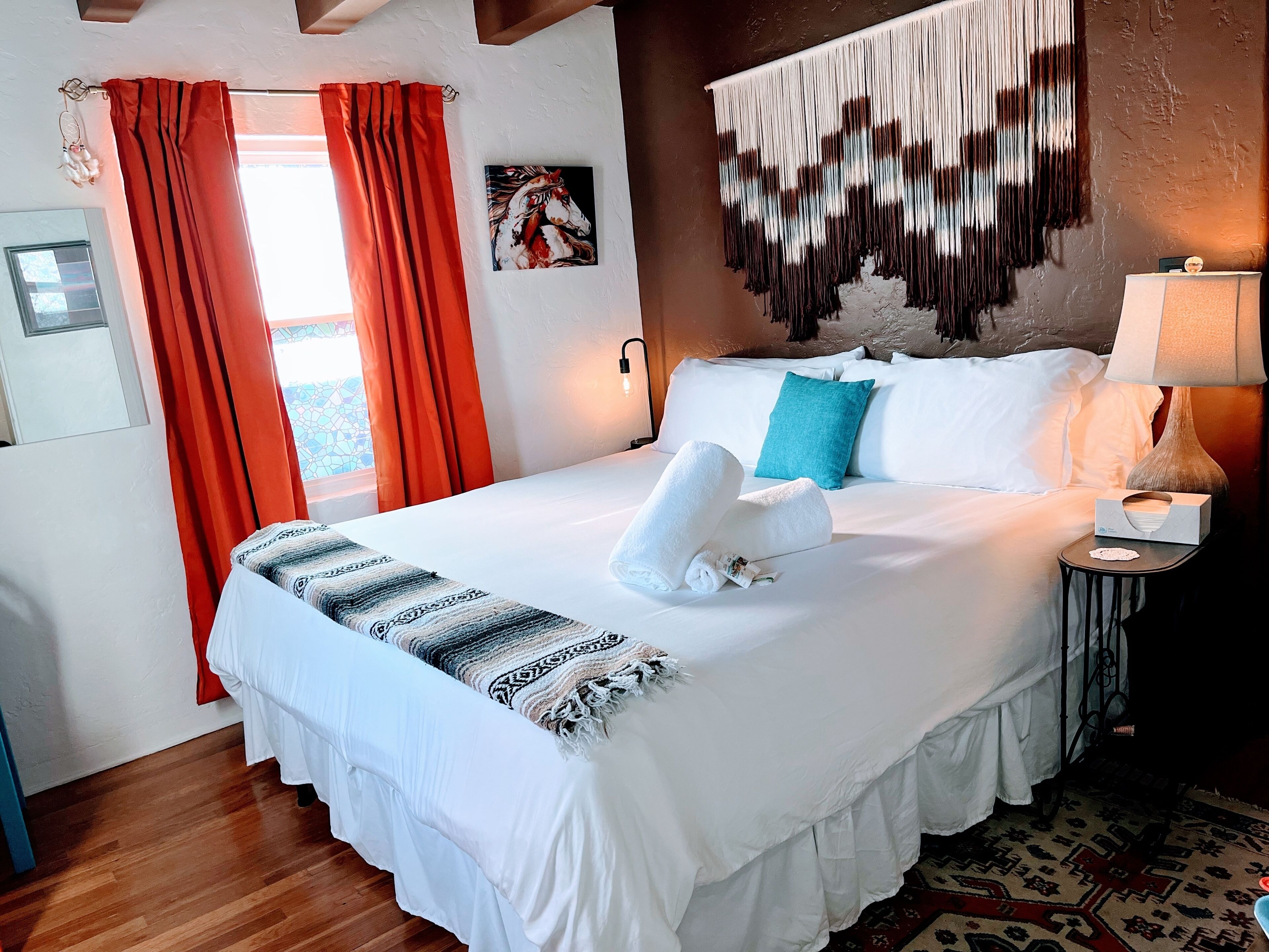 3 chambres, bureau, fer et planche à repasser, lit parapluie