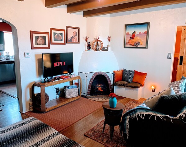 Smart-tv, een open haard en boeken