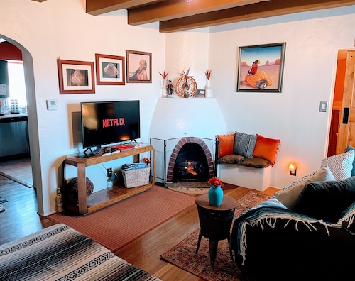 Nob Hill’s Casa Flamingo: King & Queen beds, Safe, Prime Location, Large Yard.