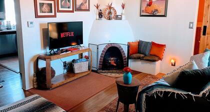 Nob Hill’s Casa Flamingo: King & Queen beds, Safe, Prime Location, Large Yard.