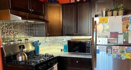 Nob Hill’s Casa Flamingo: King & Queen beds, Safe, Prime Location, Large Yard.