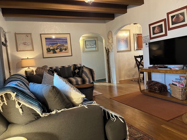 TV connectée, cheminée, livres