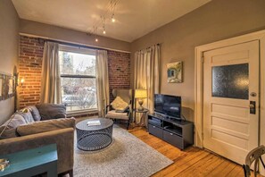 Smart TV, DVD player, books - Cheesman Park 2-Bed.1910 Charm W/Modern Flair. Great Location! (Denver)