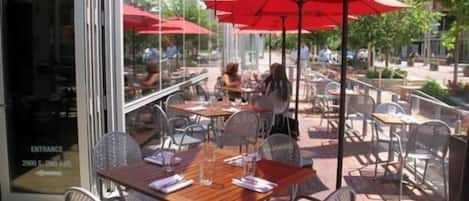 屋外ダイニングエリア