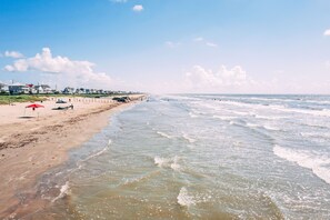 En la playa y camastros
