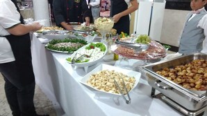 Ein reichhaltiges Buffet mit verschiedenen Speisen, darunter Salate, Fleisch und Vorspeisen.