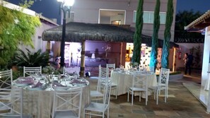 Outdoor dining - PUNTA CALDAS > CASA C > R$686/CASA/NOITE > ACOMODA ATÉ 10 (Caldas Novas)