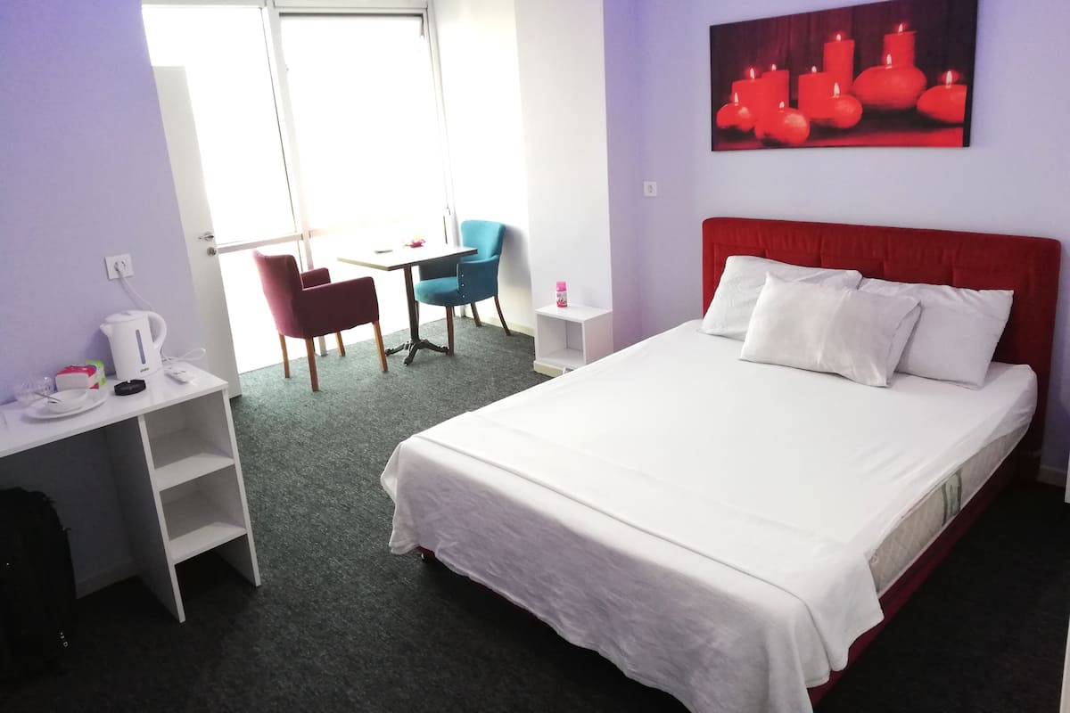 Luxury-Studiosuite | Schreibtisch, laptopgeeigneter Arbeitsplatz, kostenloses WLAN