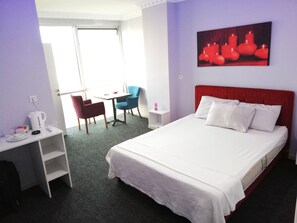 Luxe studio suite | Een bureau, een laptopwerkplek, gratis wifi, rolstoeltoegang