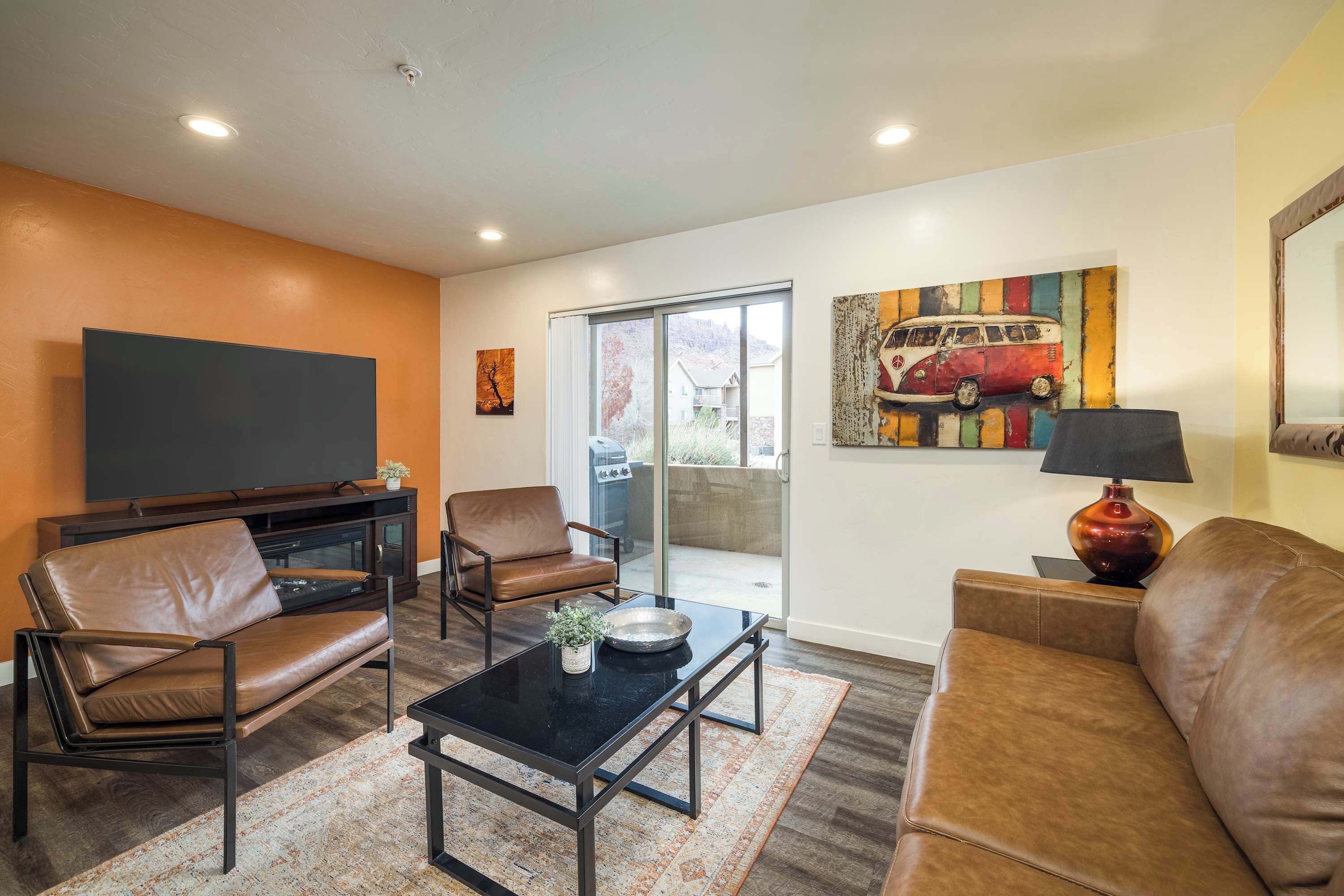 電視、壁爐、DVD 播放機、 辦公室