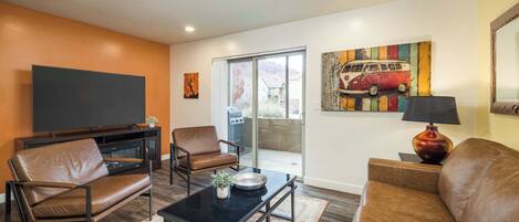 Televisión, chimenea, reproductor de DVD y oficina