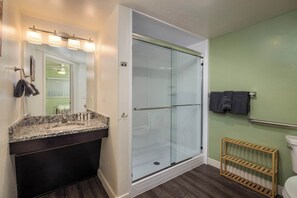 Baignoire, séchoir à cheveux, serviettes fournies