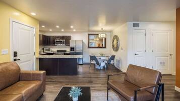 Fernseher, Kamin, DVD-Player, Arbeitsbereiche