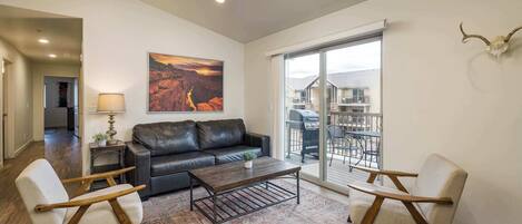 Televisie, een dvd-speler en een kantoor