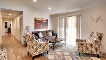 Een televisie, een dvd-speler en een kantoor