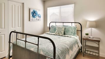 3 bedrooms, iron/ironing board, WiFi, bed sheets