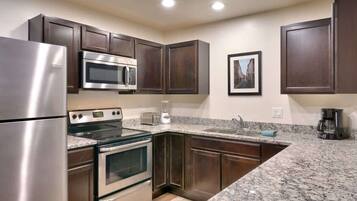 Fridge, stovetop, dishwasher