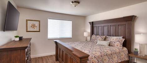 3 slaapkamers, een strijkplank/strijkijzer, wifi, beddengoed