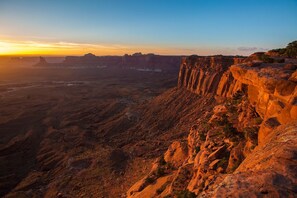 A canyon landscape with steep cliffs and sparse vegetation. - 5J Top Floor Moab RedCliff Condo, POOL & HOT TUB (Moab)