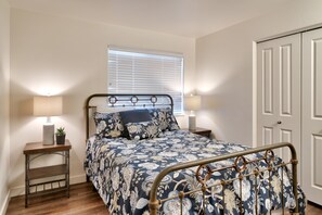 3 bedrooms, iron/ironing board, WiFi, bed sheets - 5J Top Floor Moab RedCliff Condo, POOL & HOT TUB (Moab)