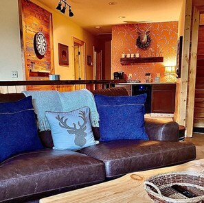 Smart TV, chimenea, libros, biblioteca de música