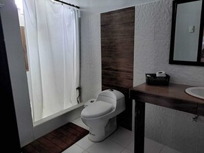 コンフォート トリプルルーム | バスルーム | シャワー、ビデ、タオル、石鹸