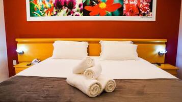 Quarto casal luxo | Frigobar, escrivaninha, espaço de trabalho para notebook